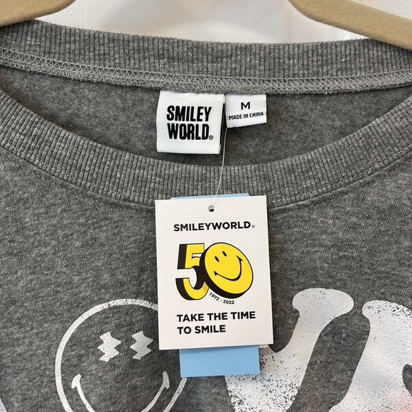 Women's SmileyWorld Love Above All Graphic Sweatshirt Gray M Smiley Company NWT - Picture 9 of 13